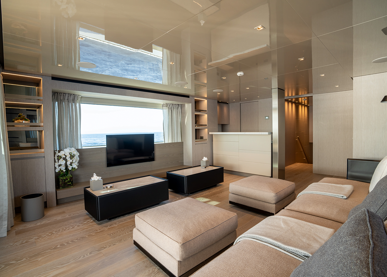 301 Upper deck salon.png