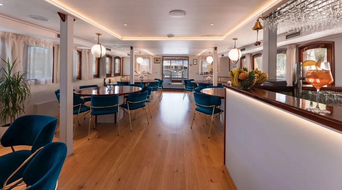 302 Dining salon and bar.jpg