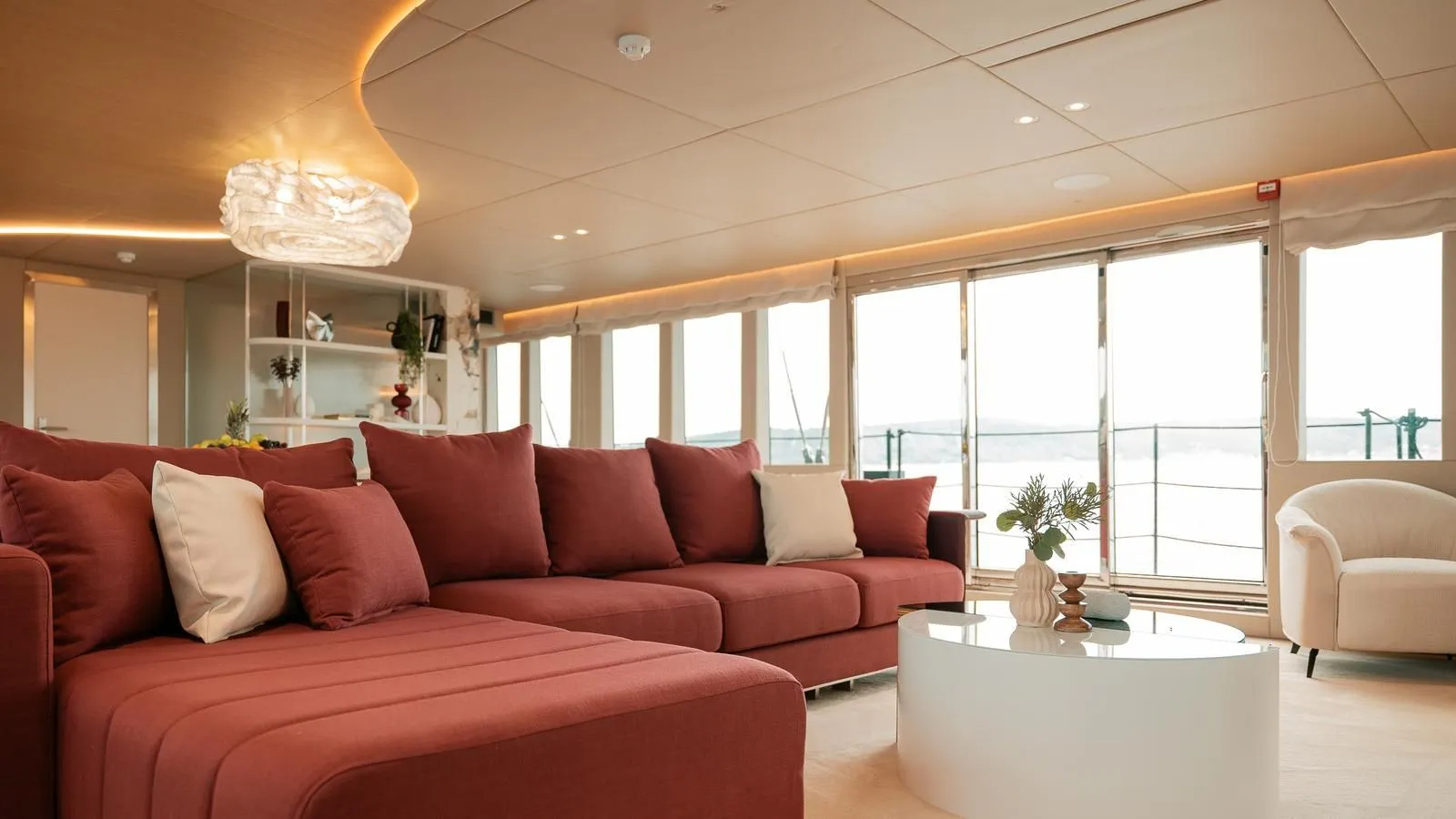 302 Main deck salon.jpg
