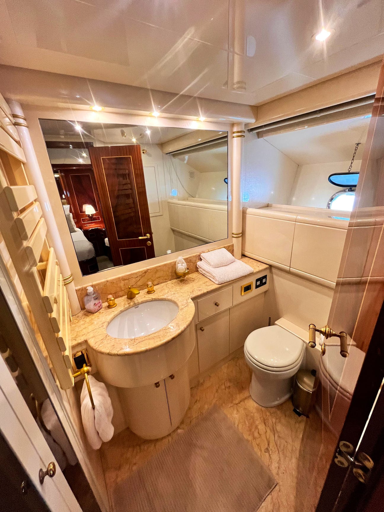 303 Ensuite bathroom.jpg