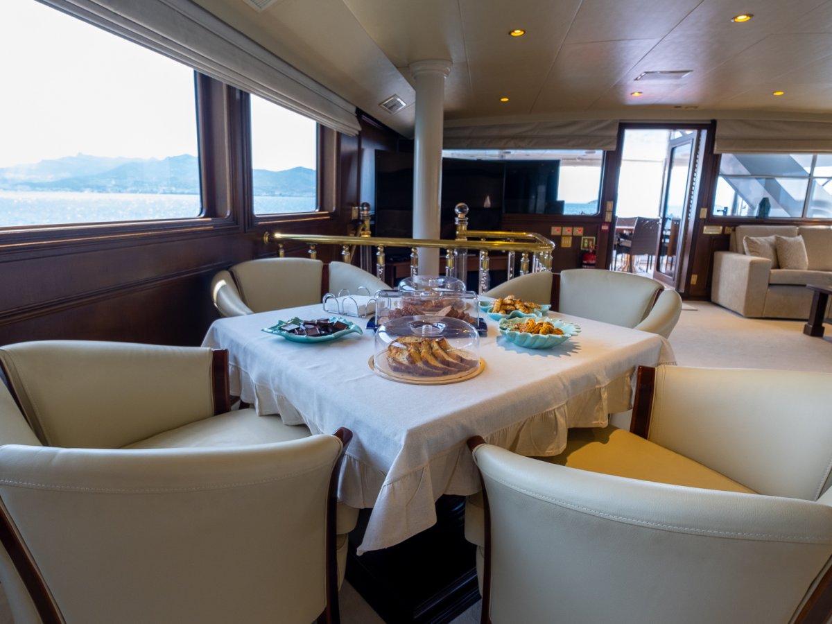 303 Main salon breakfast or games table.jpg