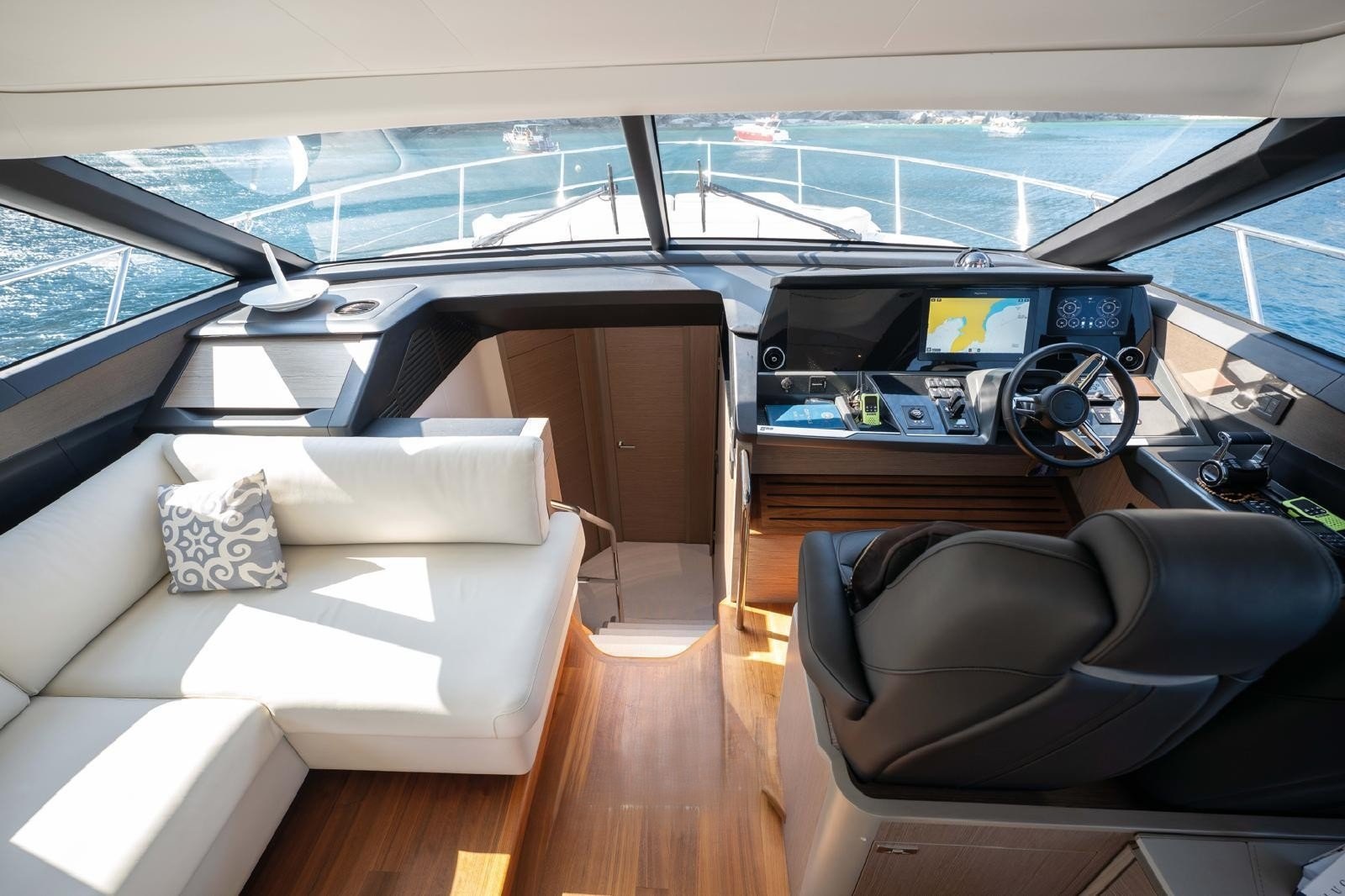 303 Main salon lounge and helm.jpg