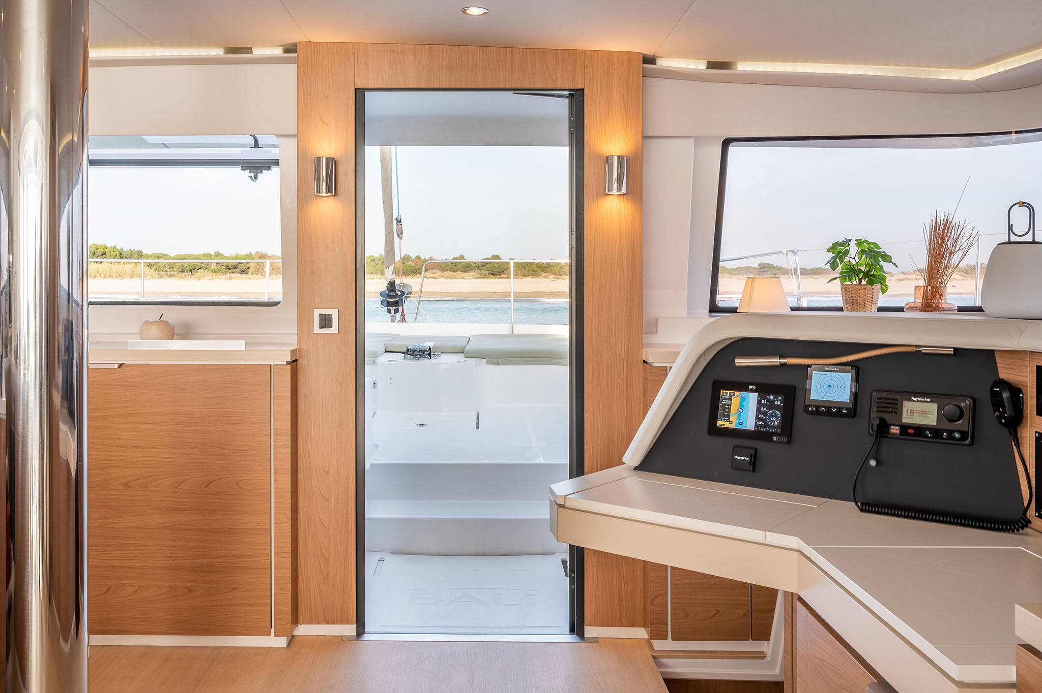 304 Forward access to the foredeck.jpg