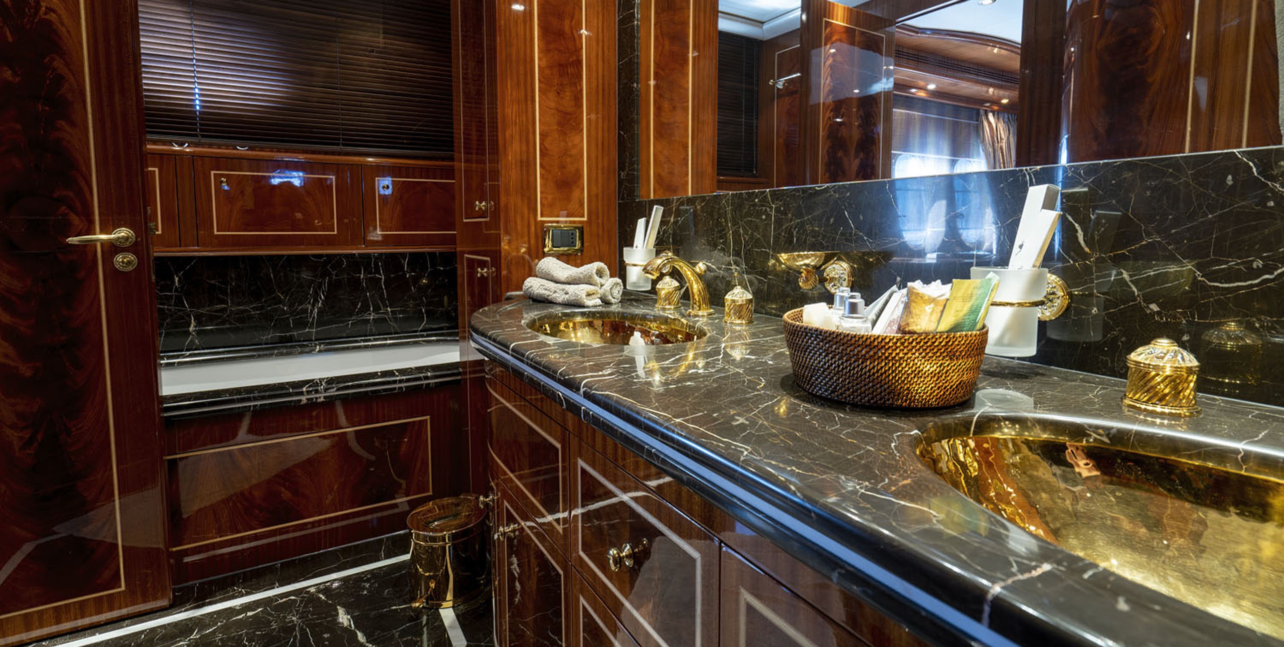 304 Master ensuite.jpg