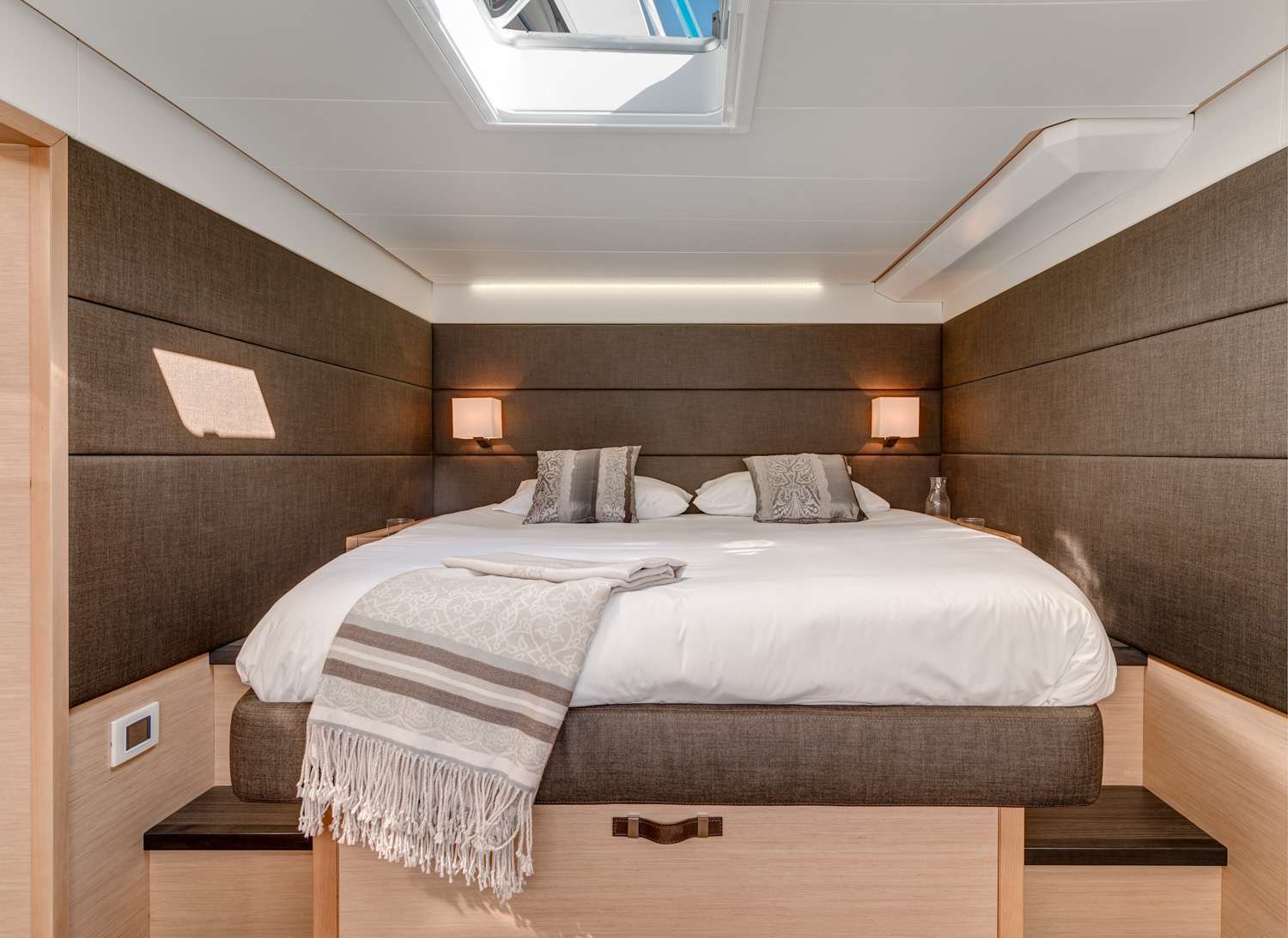 304 Motor Catamaran ULTRA 64 Cabin.jpg