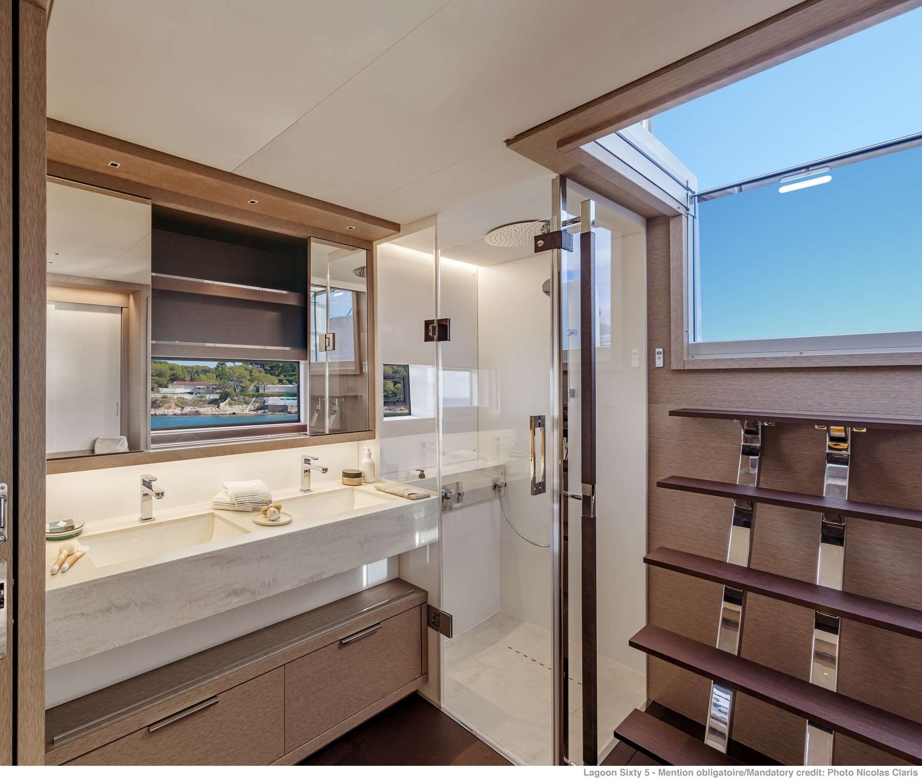 304 Sailing Catamaran AURA Master En Suite.jpg