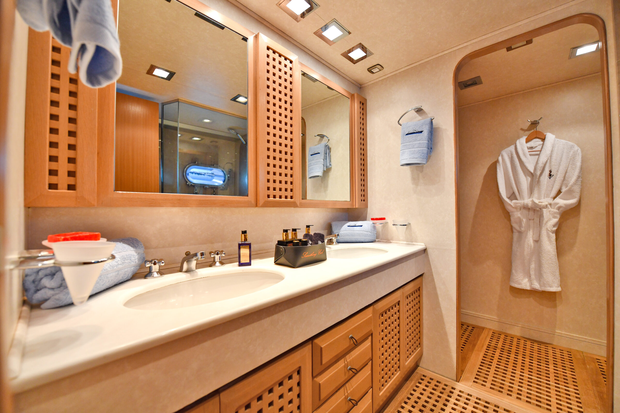 305 Master bathroom.jpg