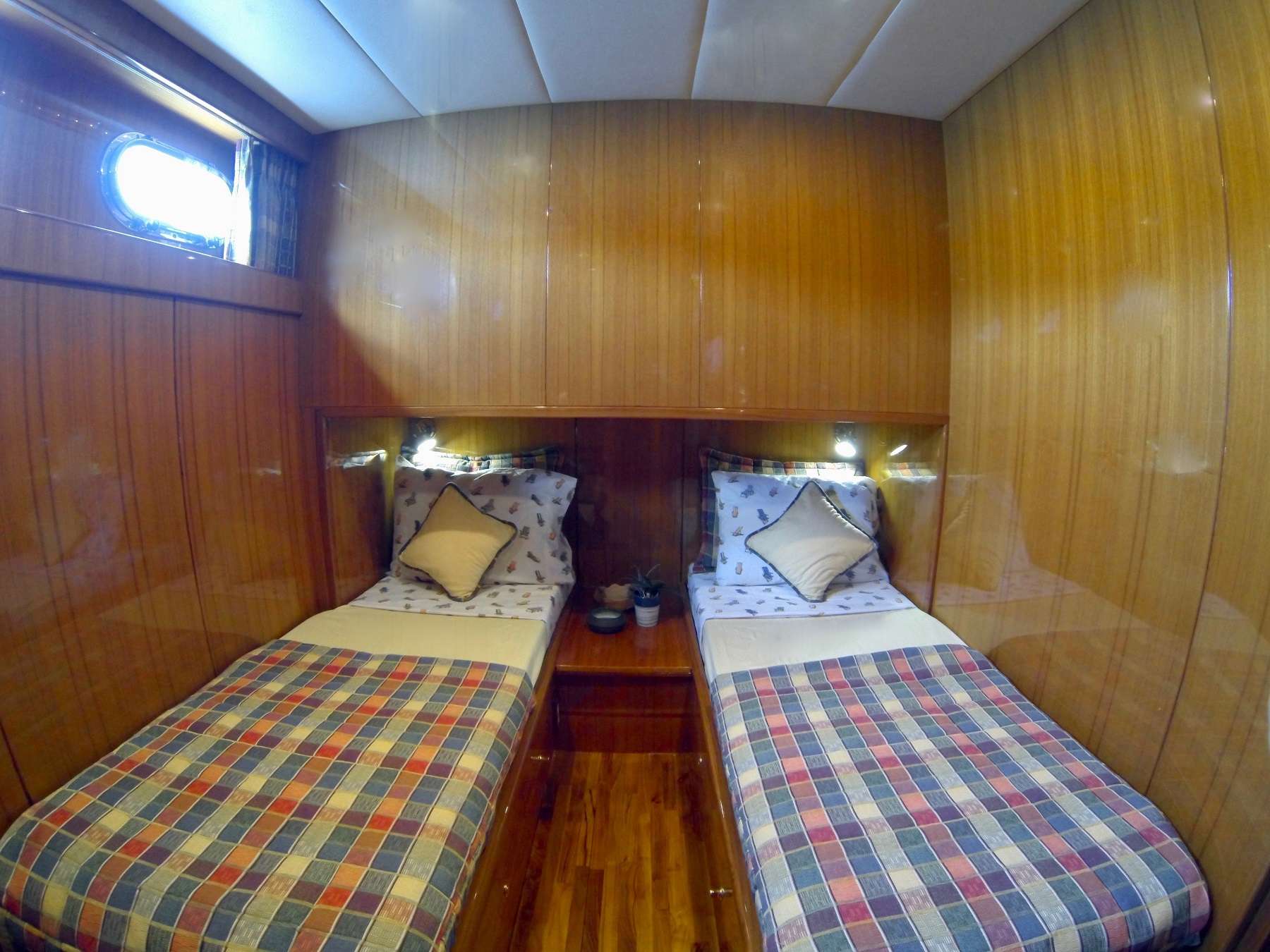 305 Motor Yacht MCGREGOR III  Convertible Cabin 1.jpg
