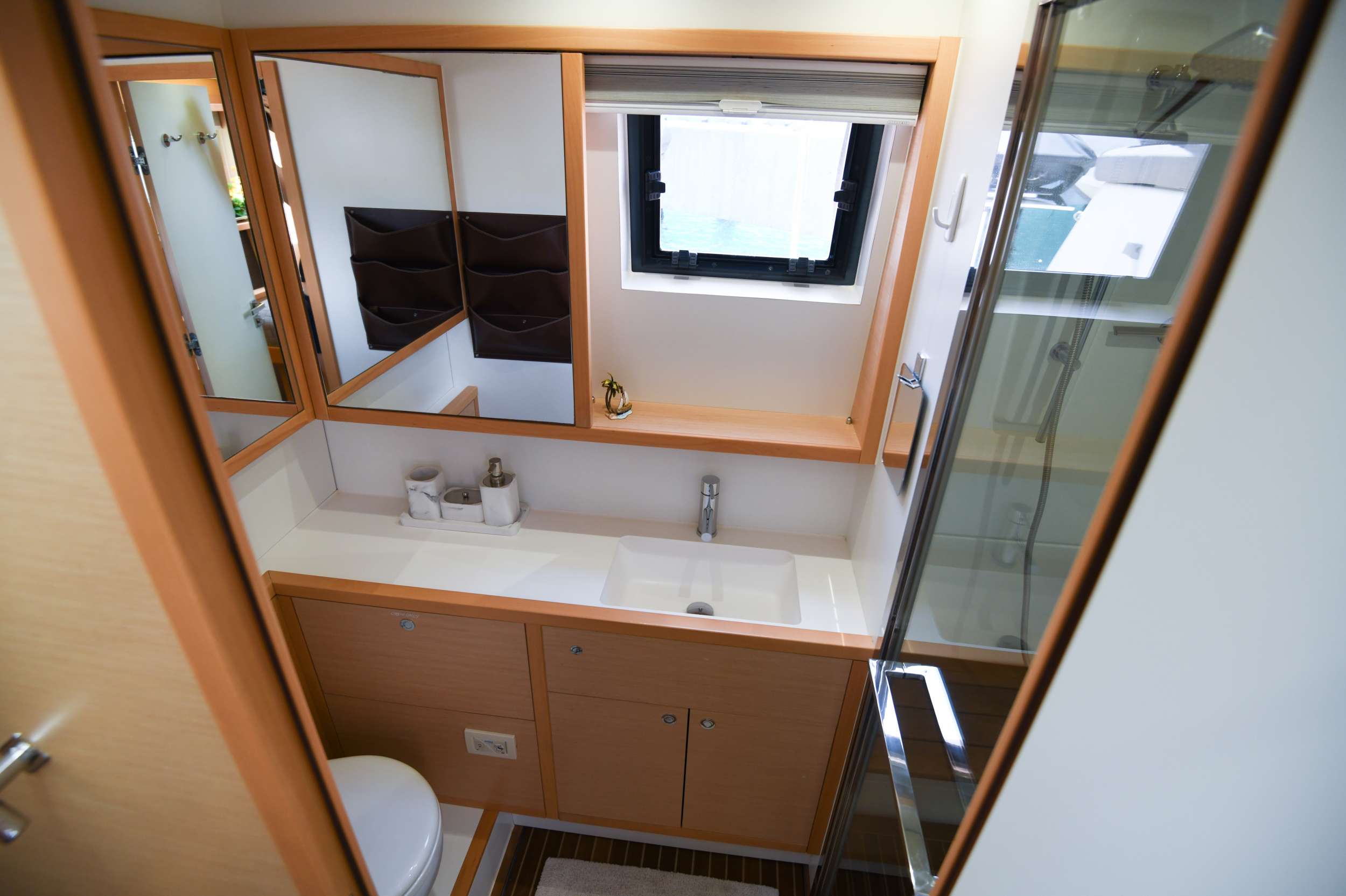 305 Sailing Catamaran AZULIA II En Suite.jpg