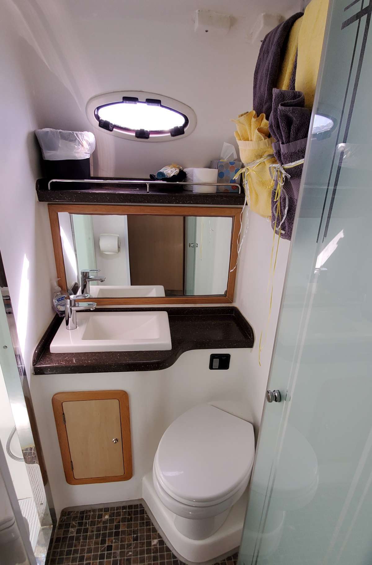 305 Sailing Catamaran MANNA En Suite.jpg