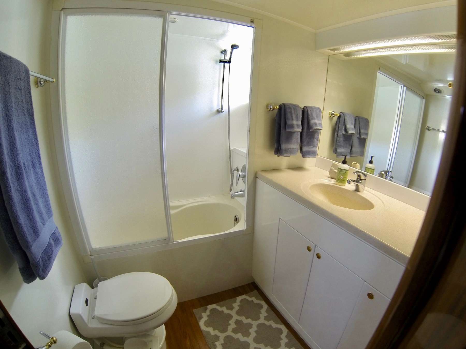 307 Motor Yacht MCGREGOR III Master Bath.jpg