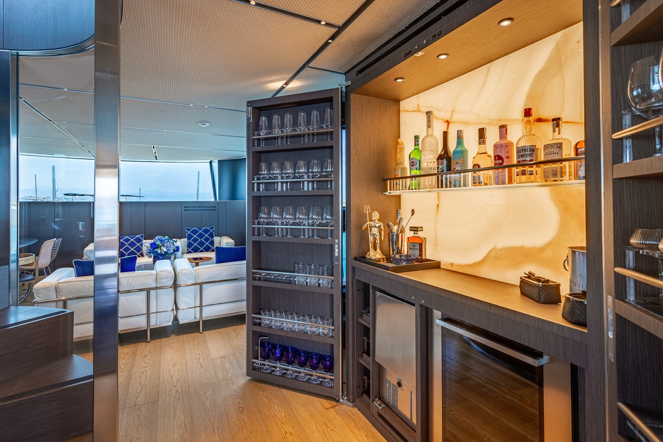 307 Salon fold out bar.jpg