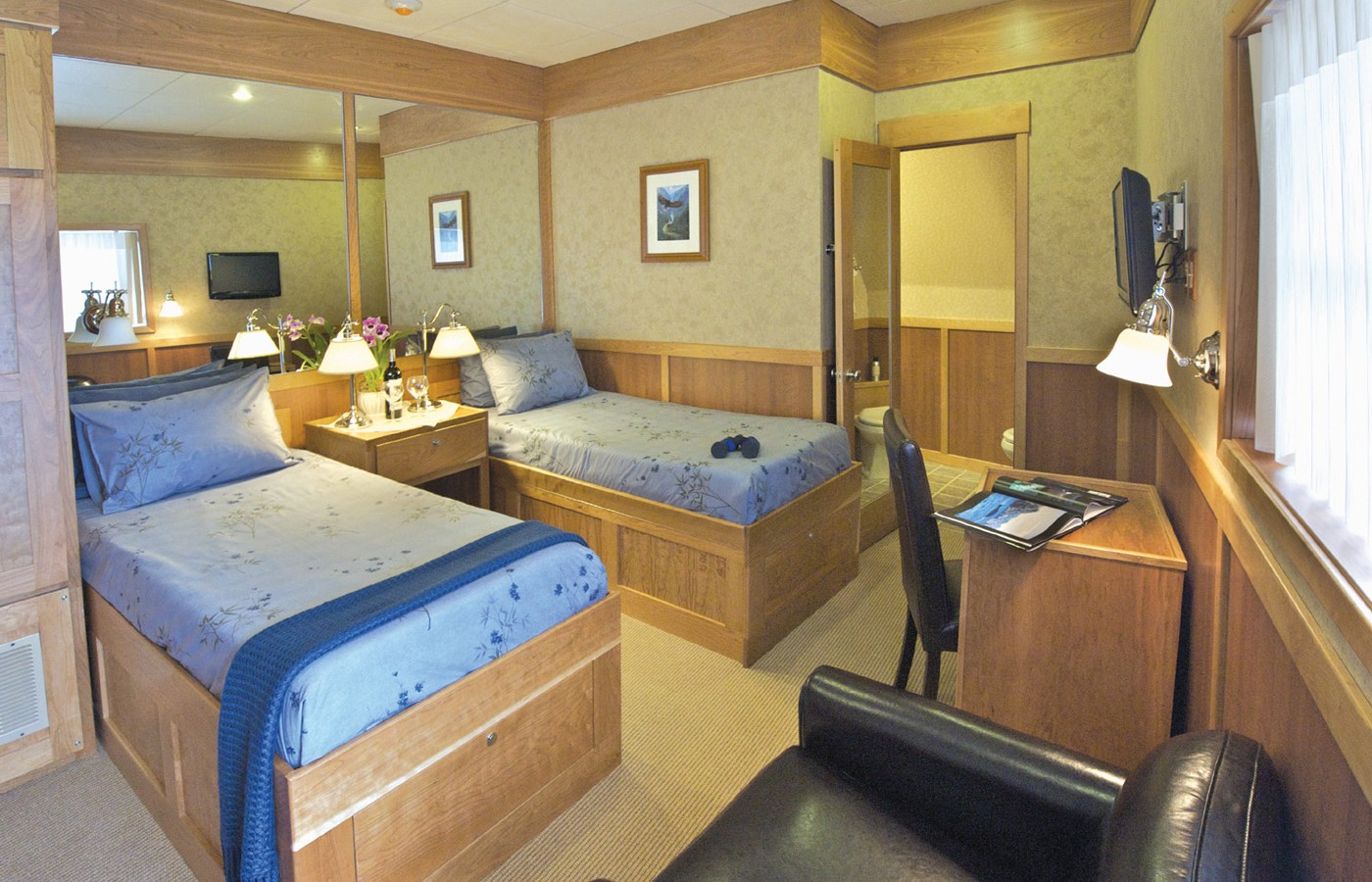 31admiral_stateroom2_sm-1400x900.jpg