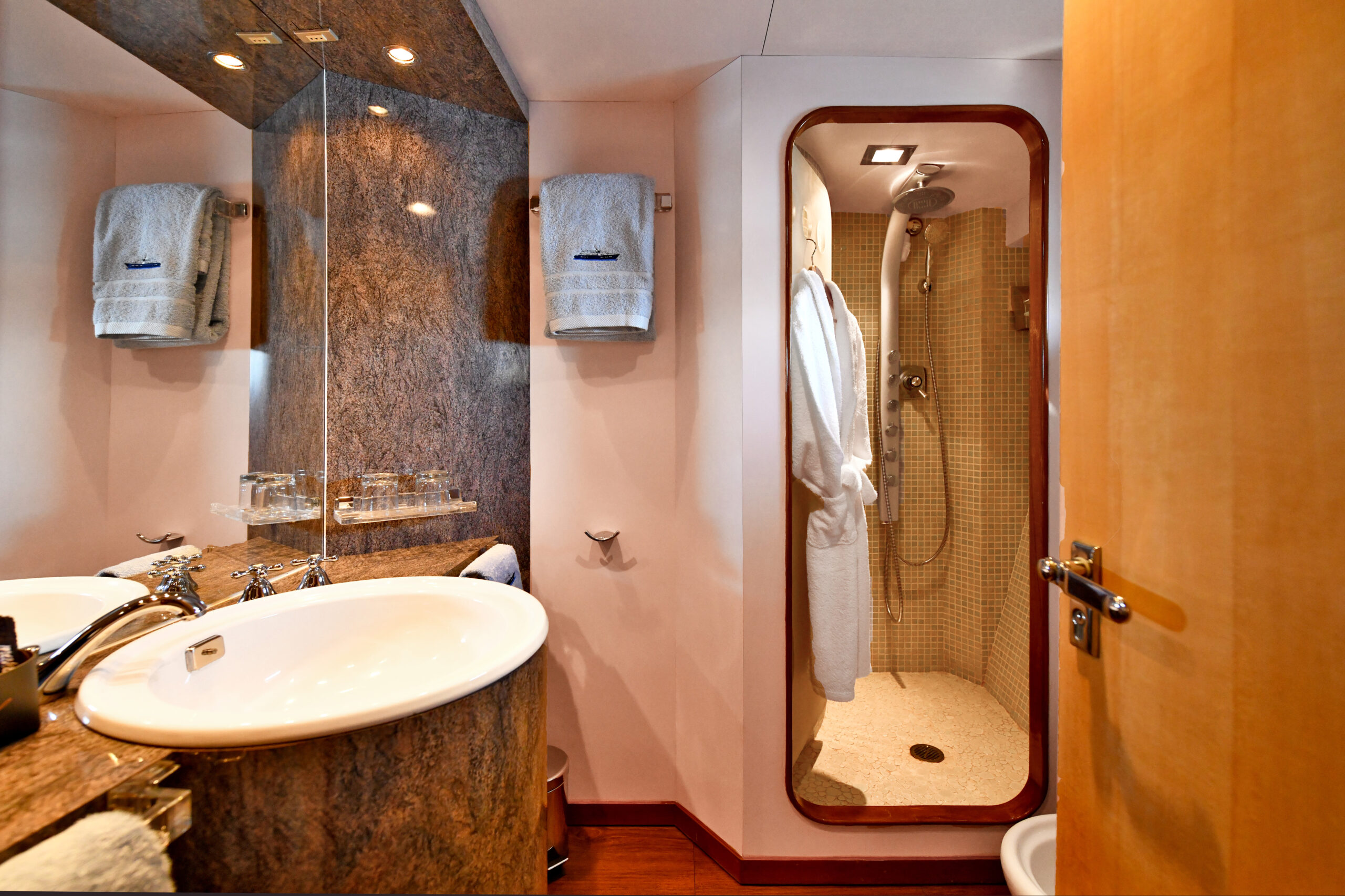 340 Guest ensuite.jpg
