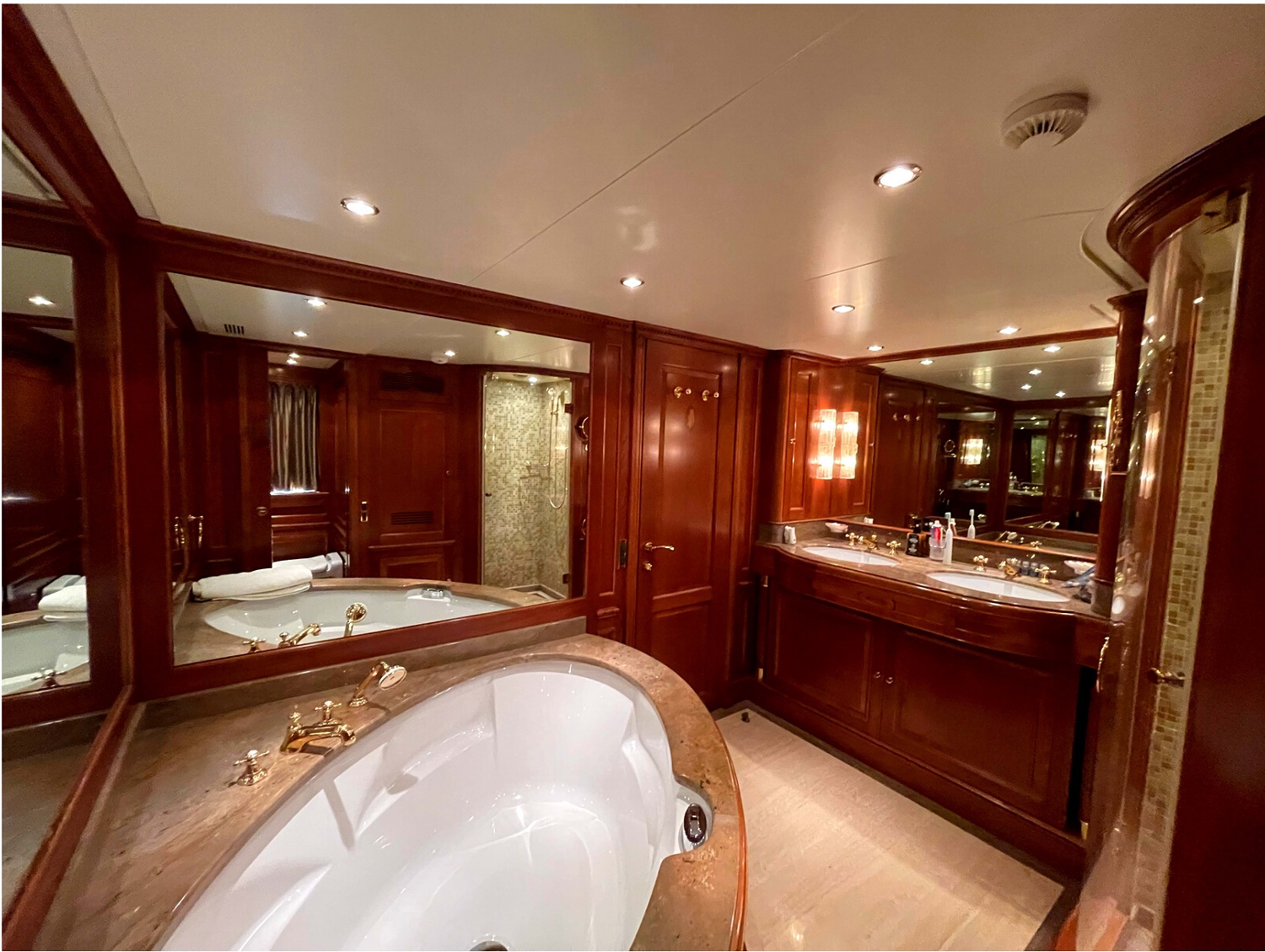 4.01 Main deck master ensuite.jpg