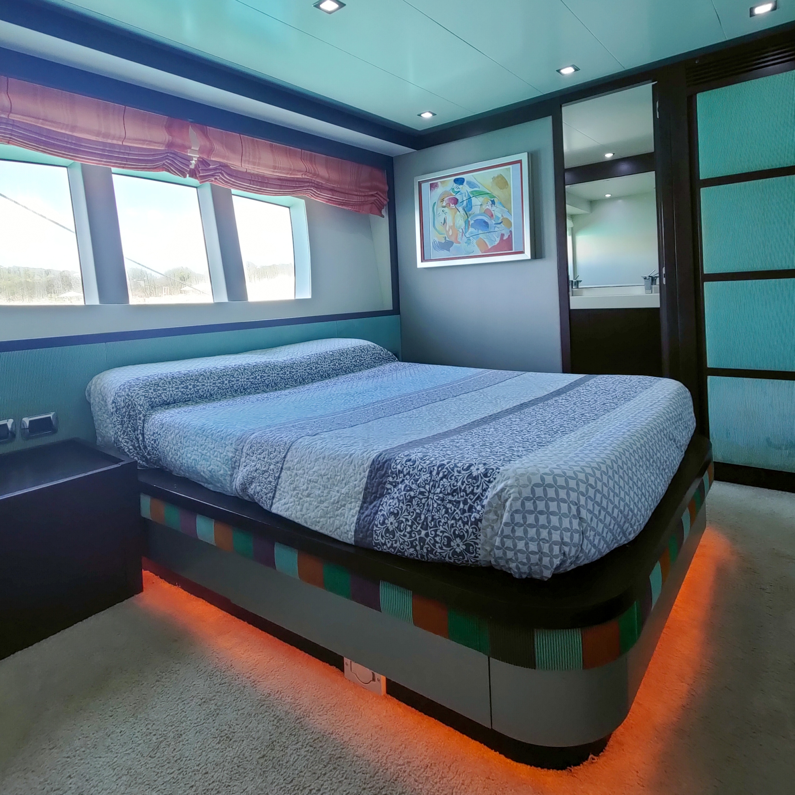 4.1 Spacious master cabin.jpg