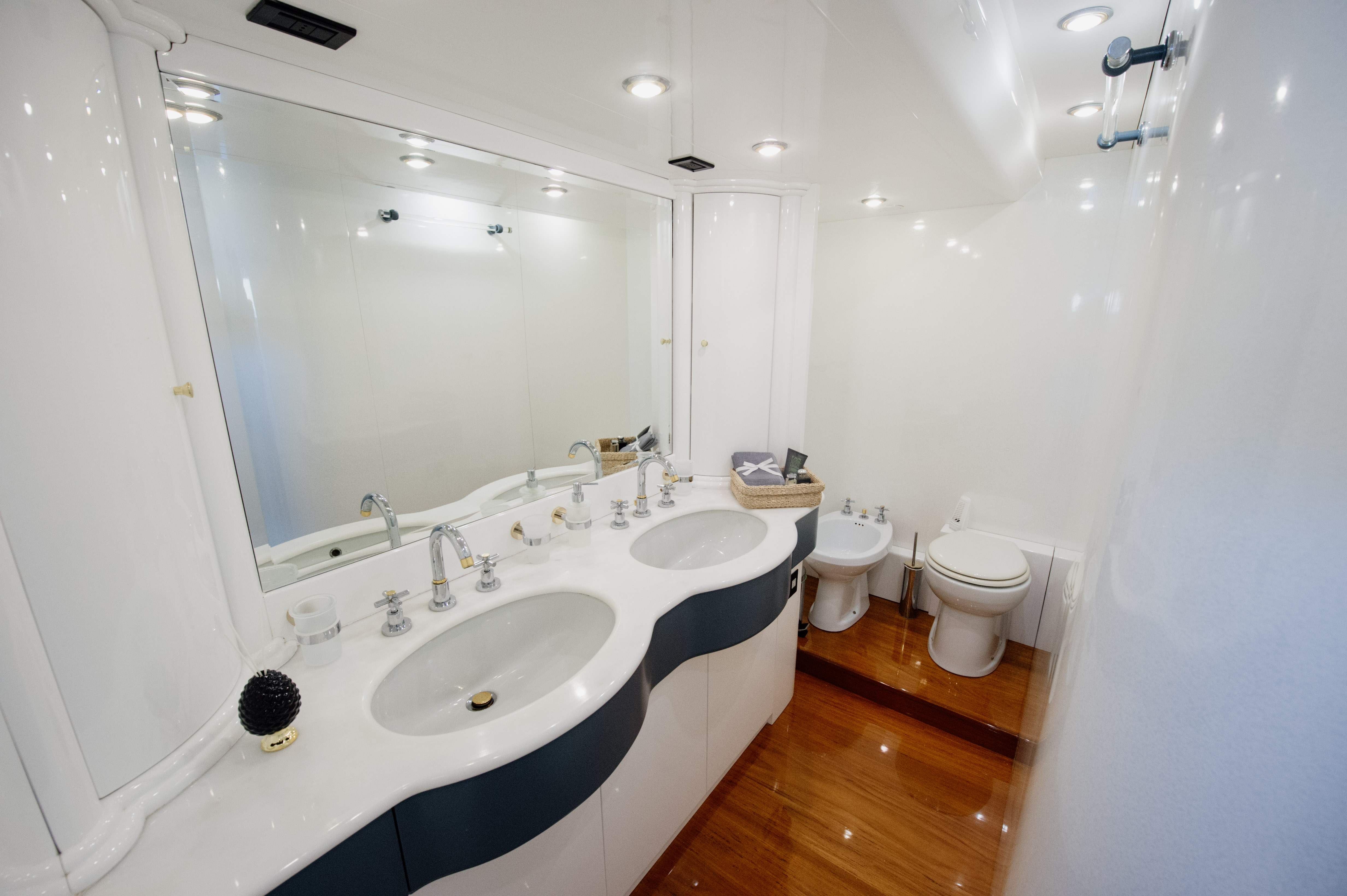 4.3 Ensuite bathroom.jpg