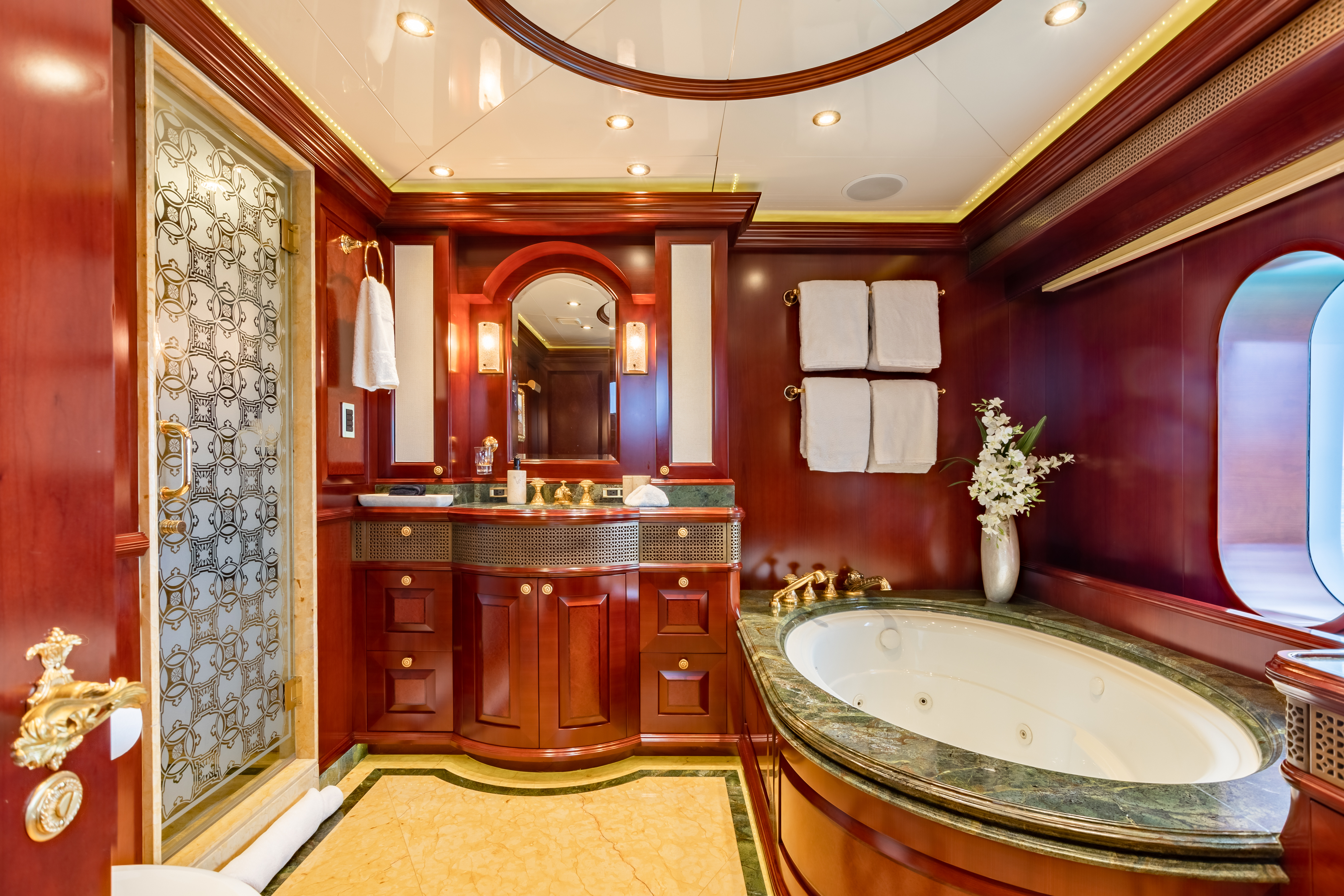 4.3 Owners bathroom.jpg