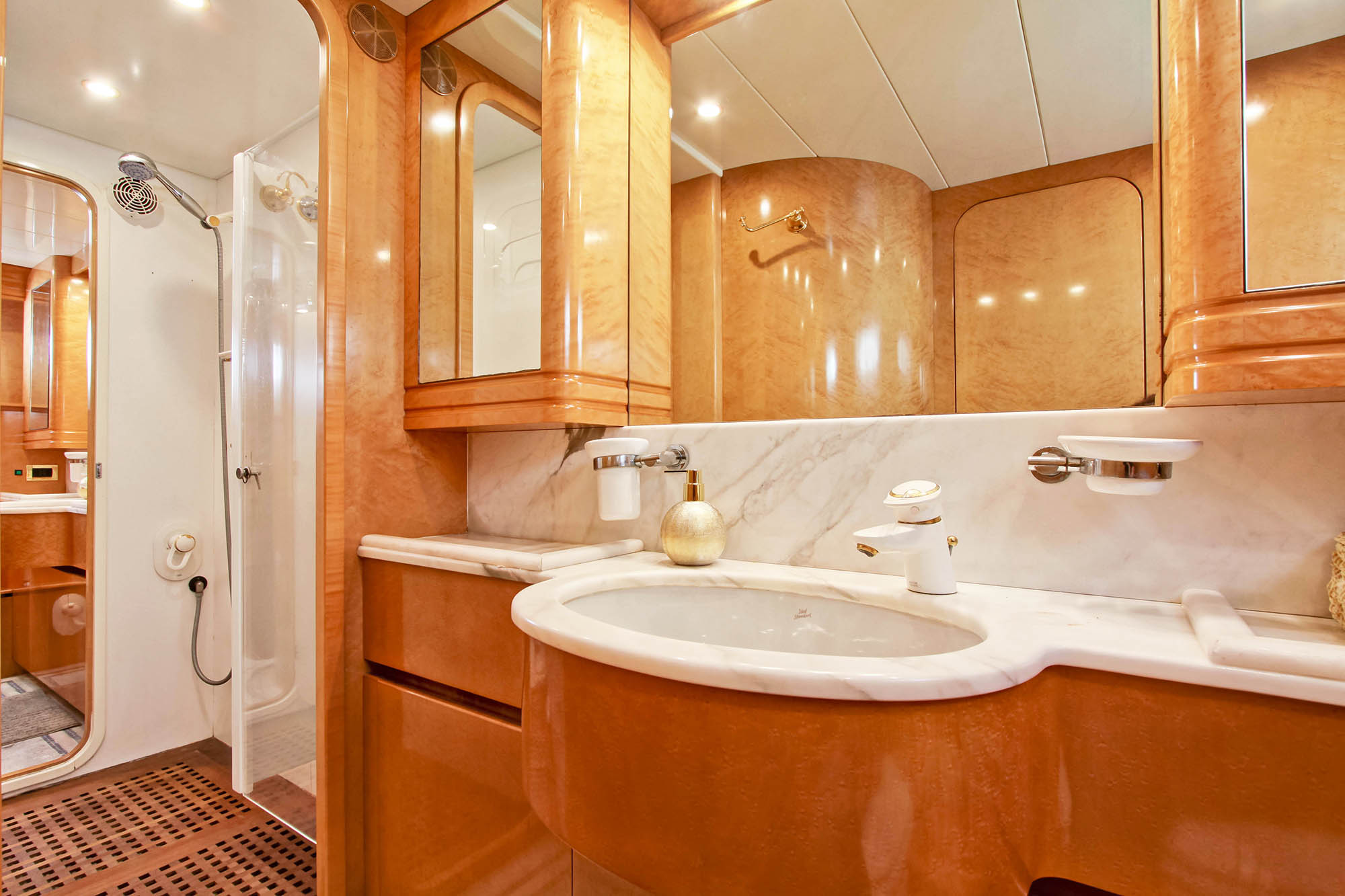 4.4 En suite bathrooms.jpg