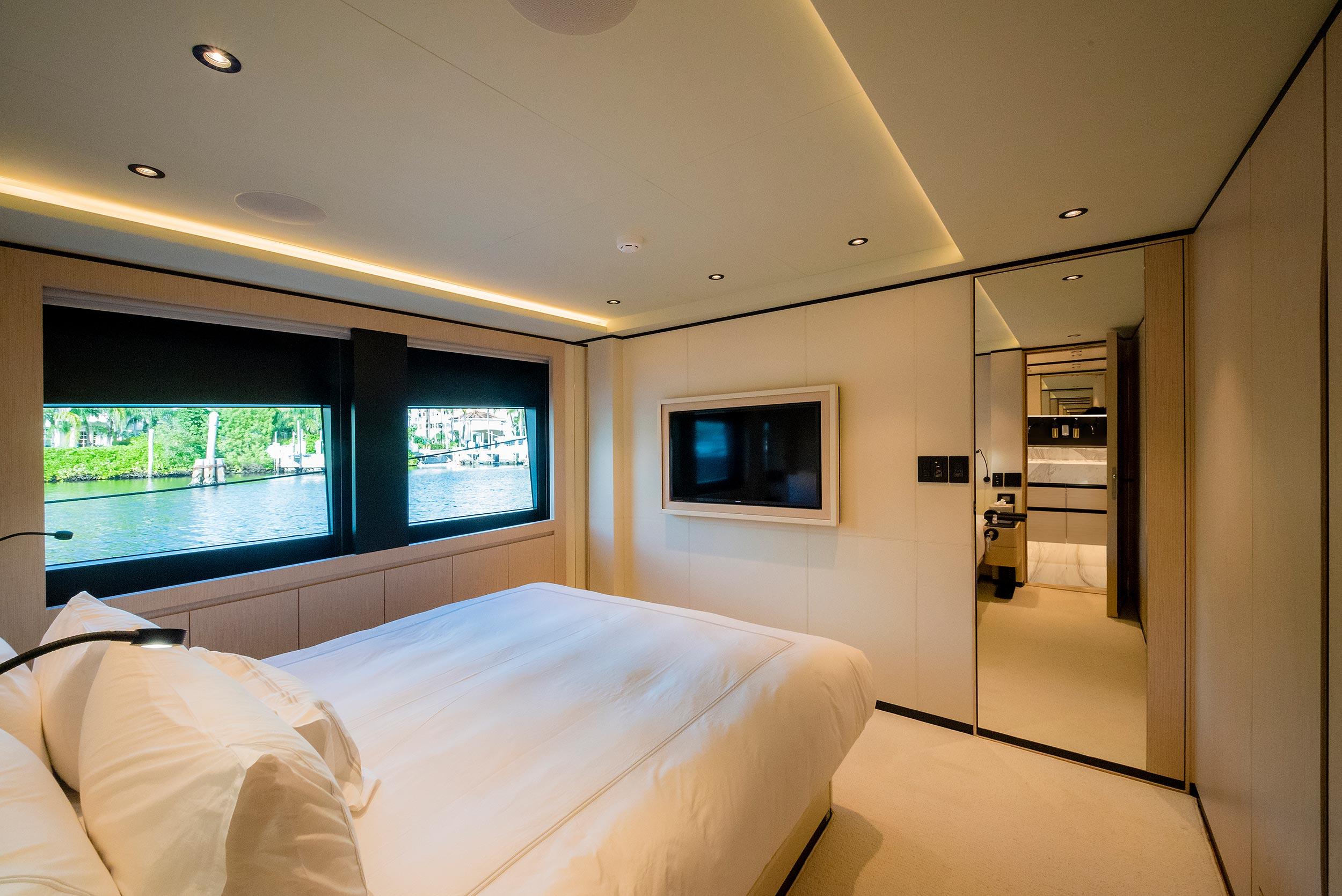 4.5 Large windows in double cabin.jpg