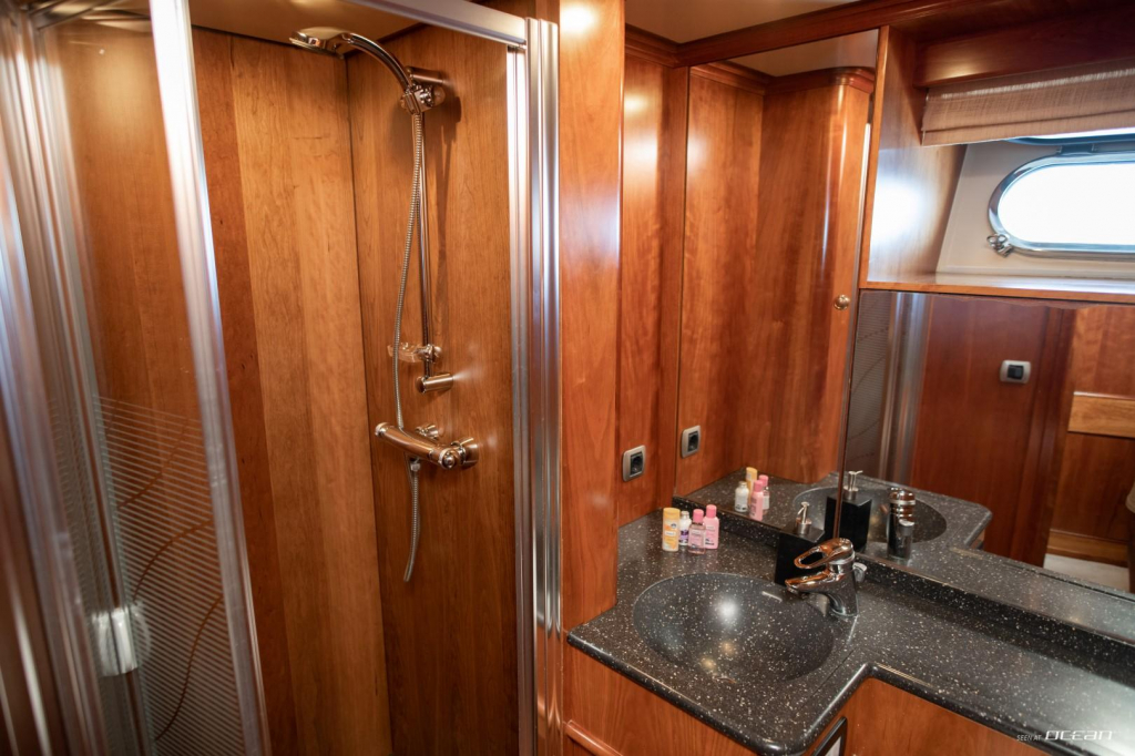 4.7 Twin and single shared bathroom.jpg