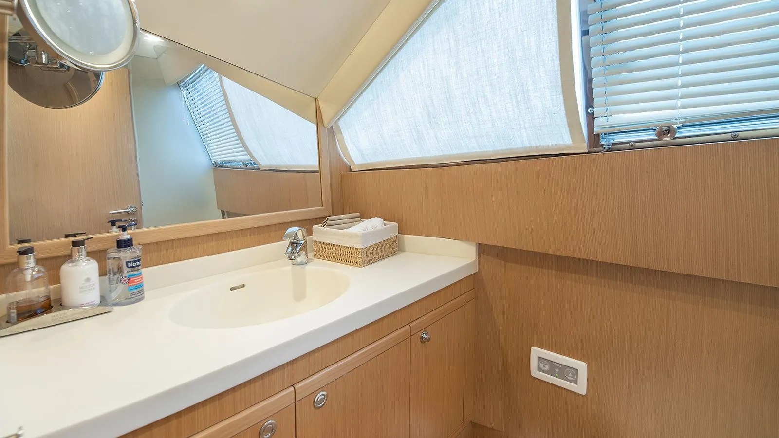 402 Main deck ensuite.jpg
