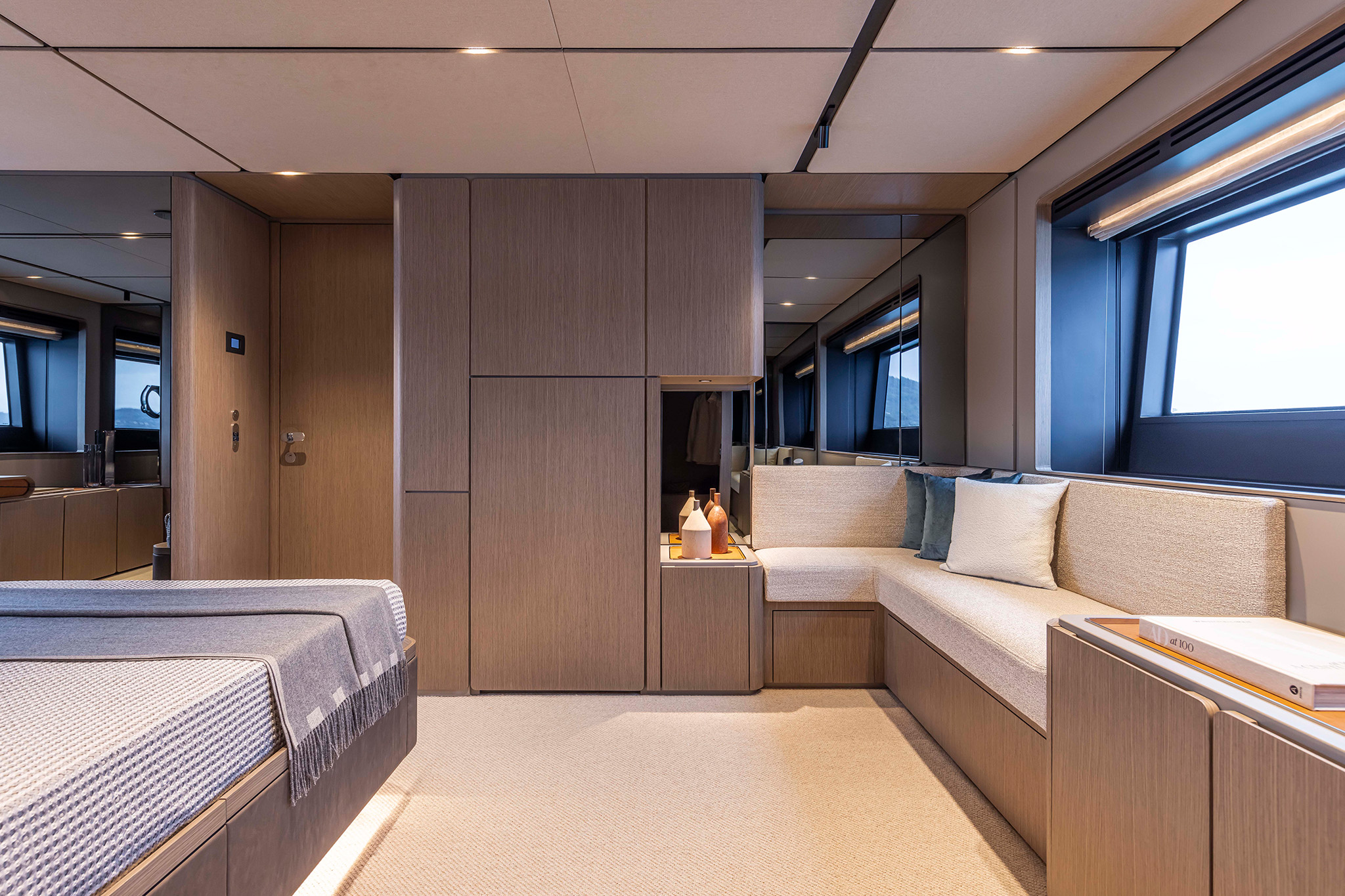 402 Main deck master with lounge area.jpg