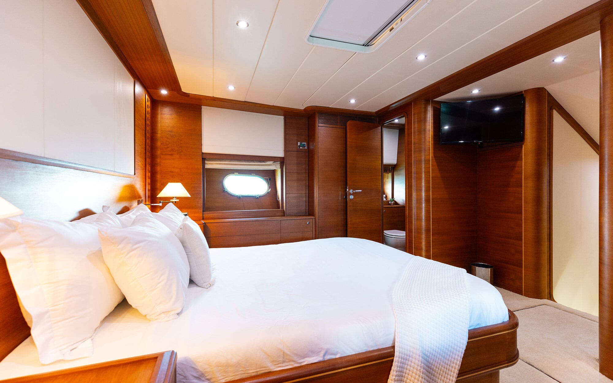 402 Master cabin.jpg