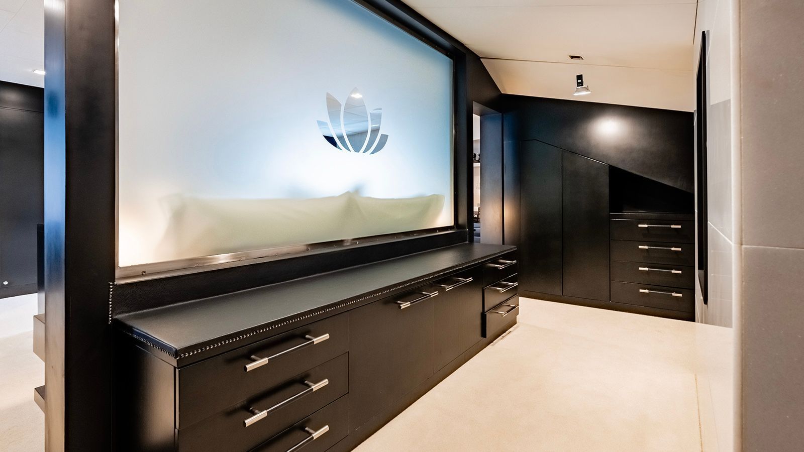 403 Dressing room in Master suite.jpg