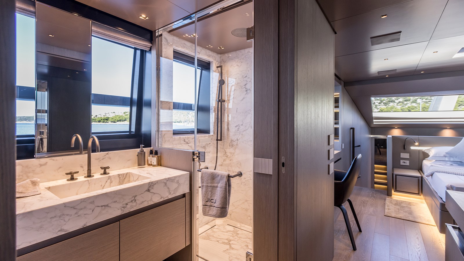 403 Master suite ensuite.jpg