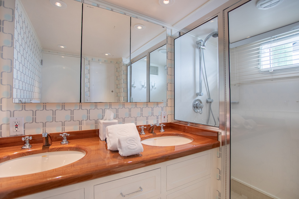 404 Master ensuite.jpg