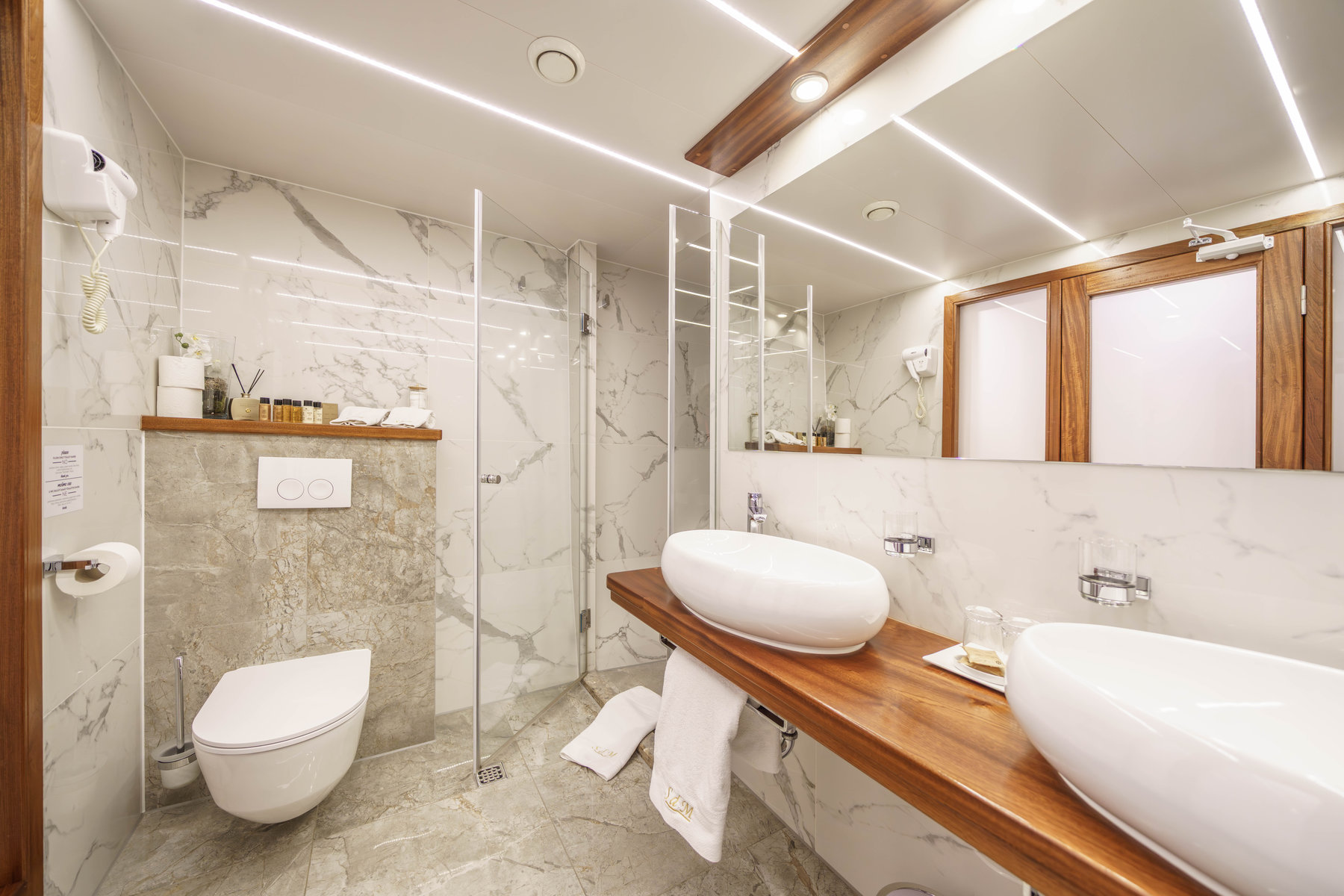 404 SON DE MAR - ensuite bathroom.jpg