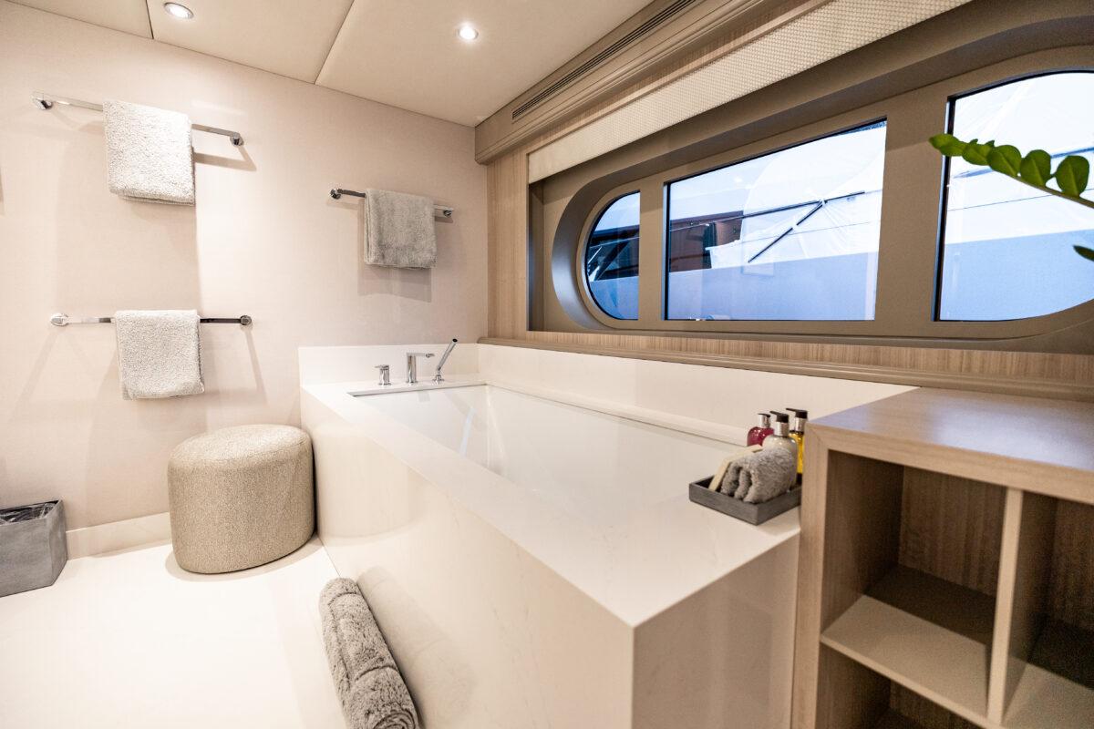 405 Master ensuite bath tub.jpg