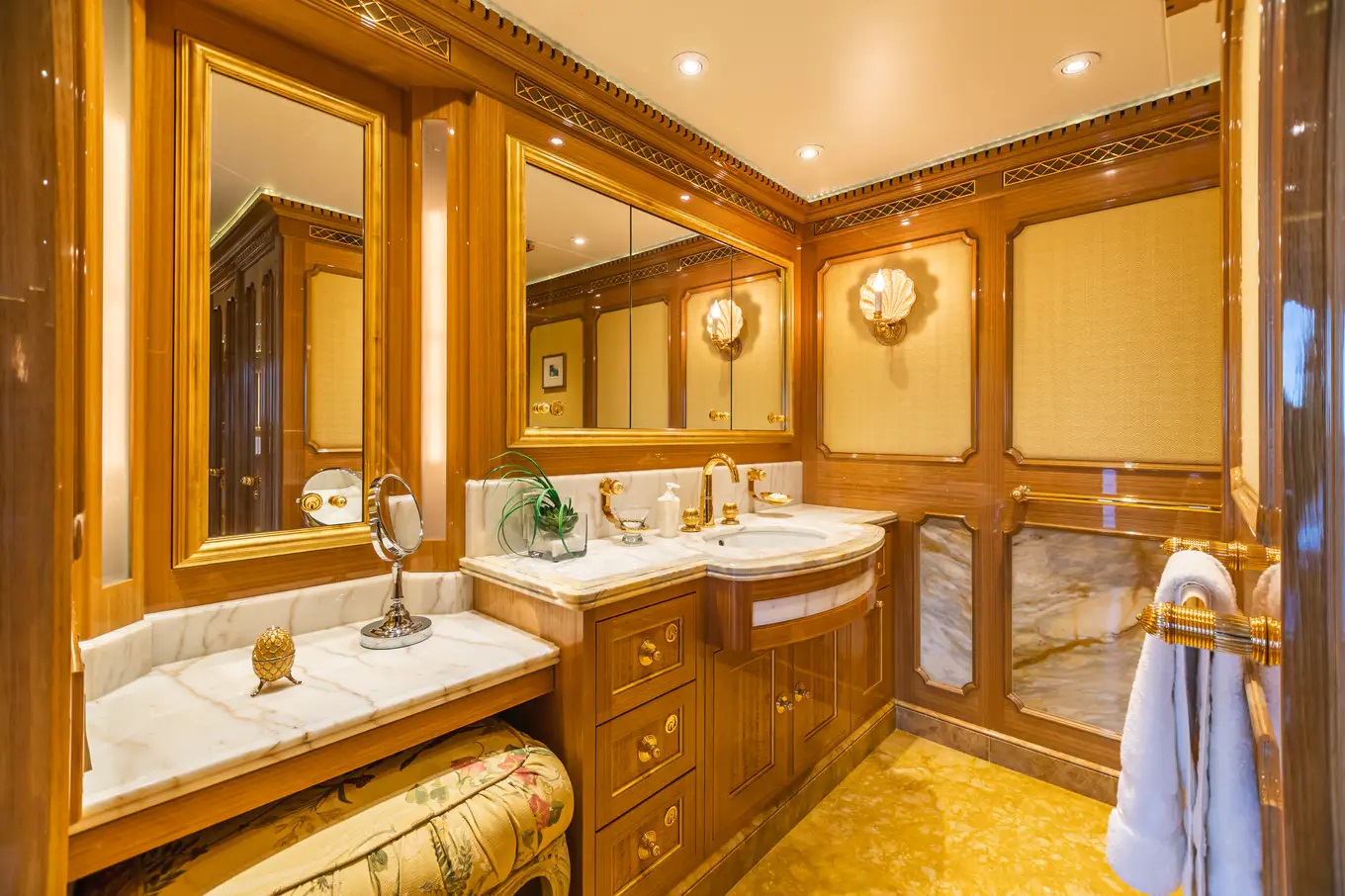 405 Master suite ensuite.jpg