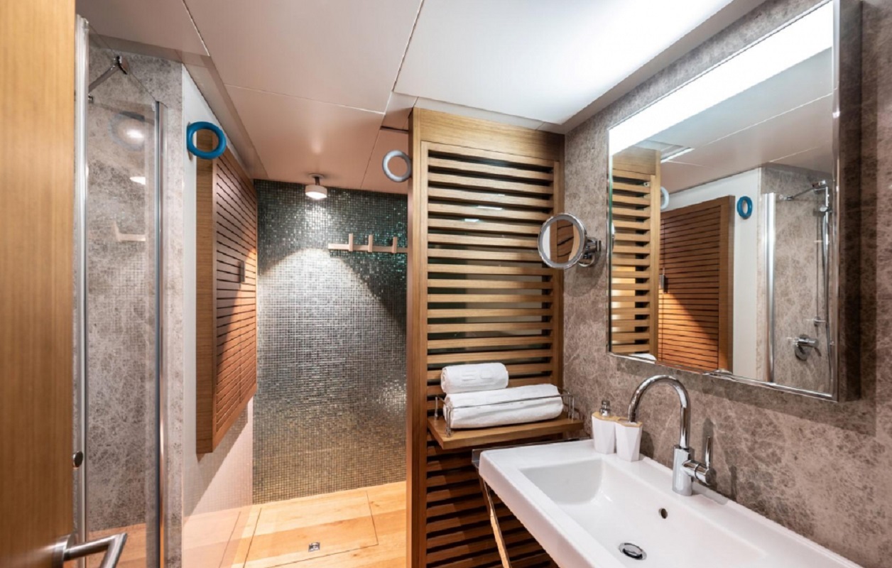 405 Twin suite ensuite.jpg