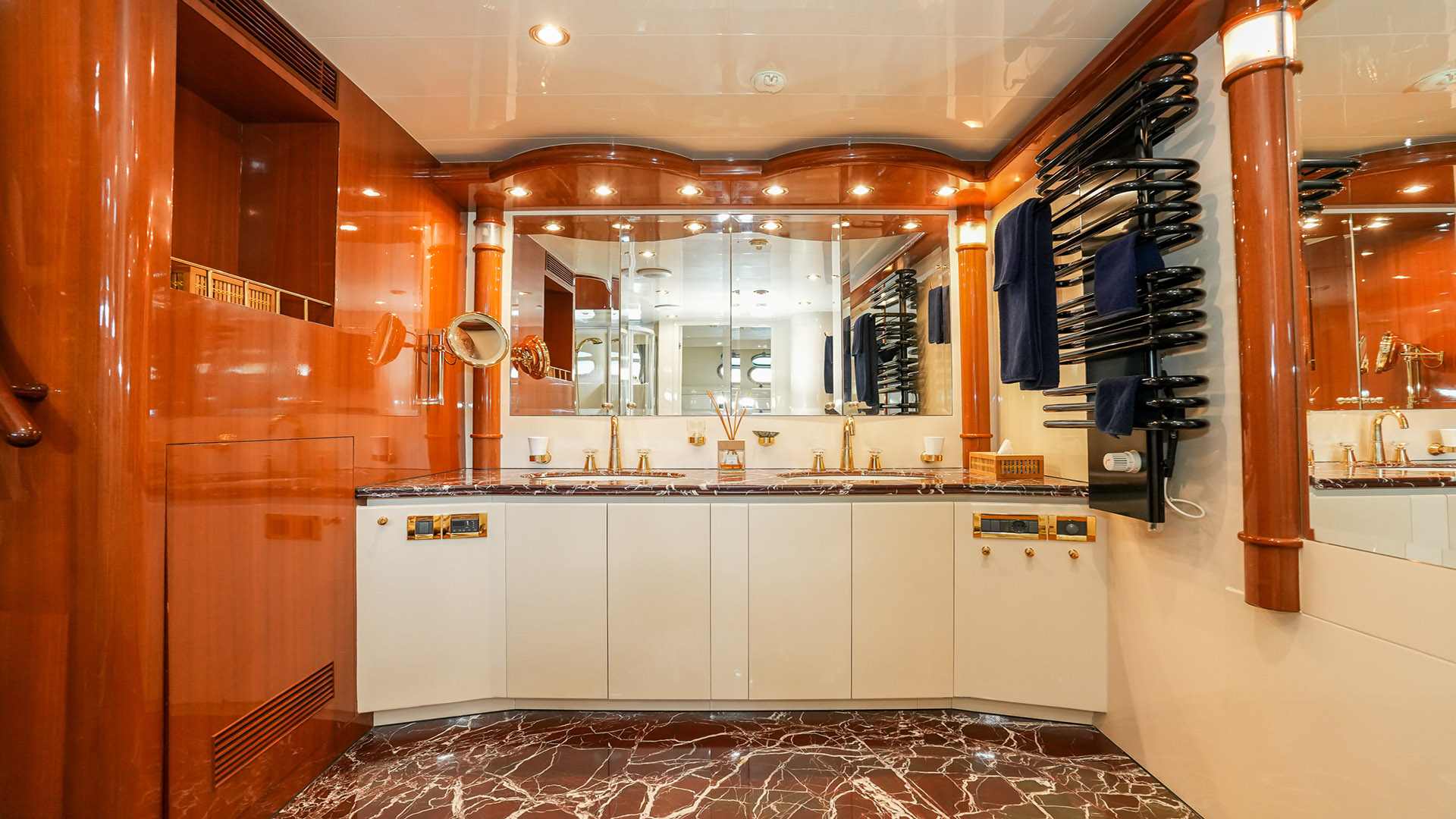 407 Master ensuite.jpg