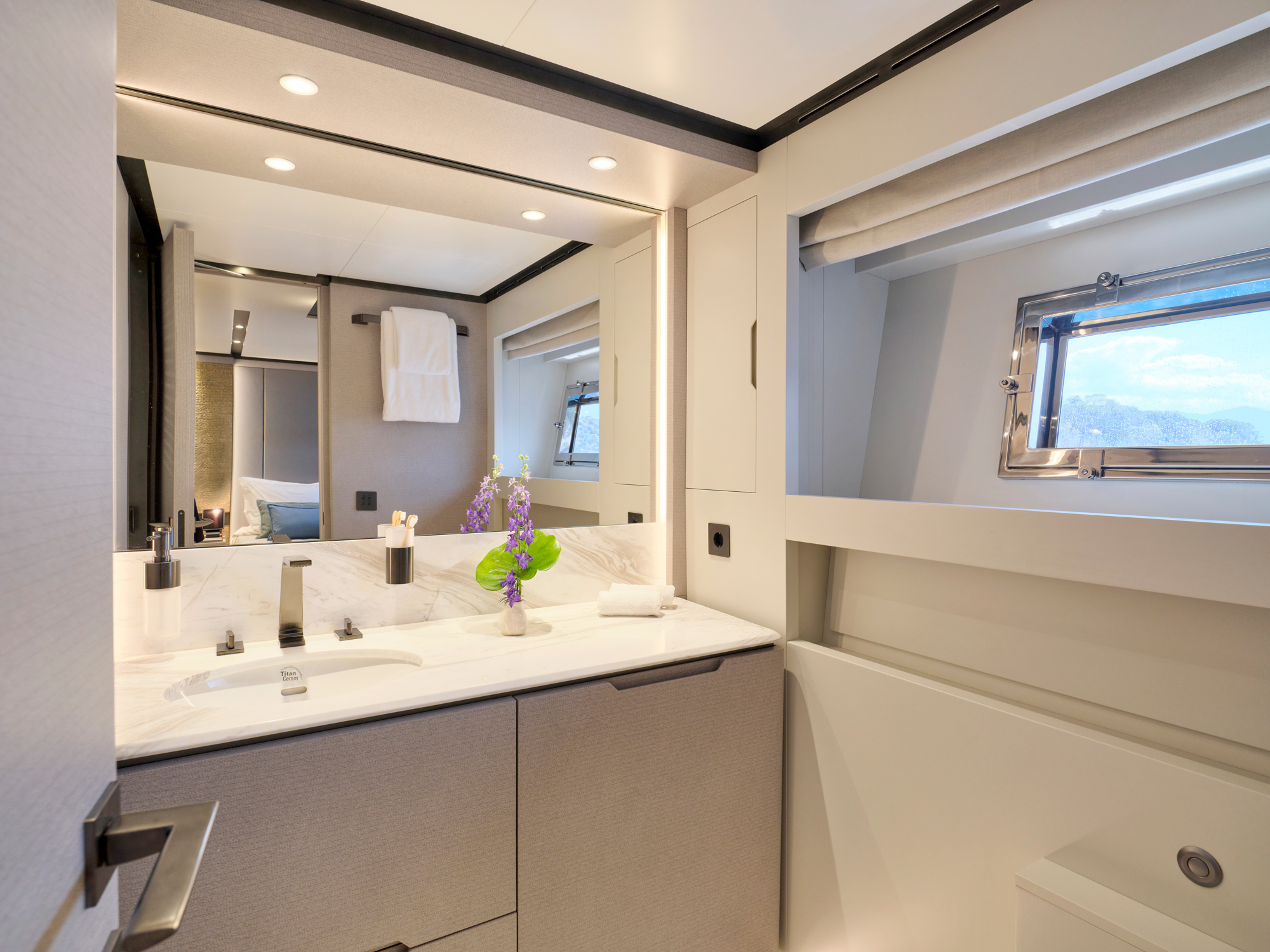 409 Ensuite bathroo.jpg