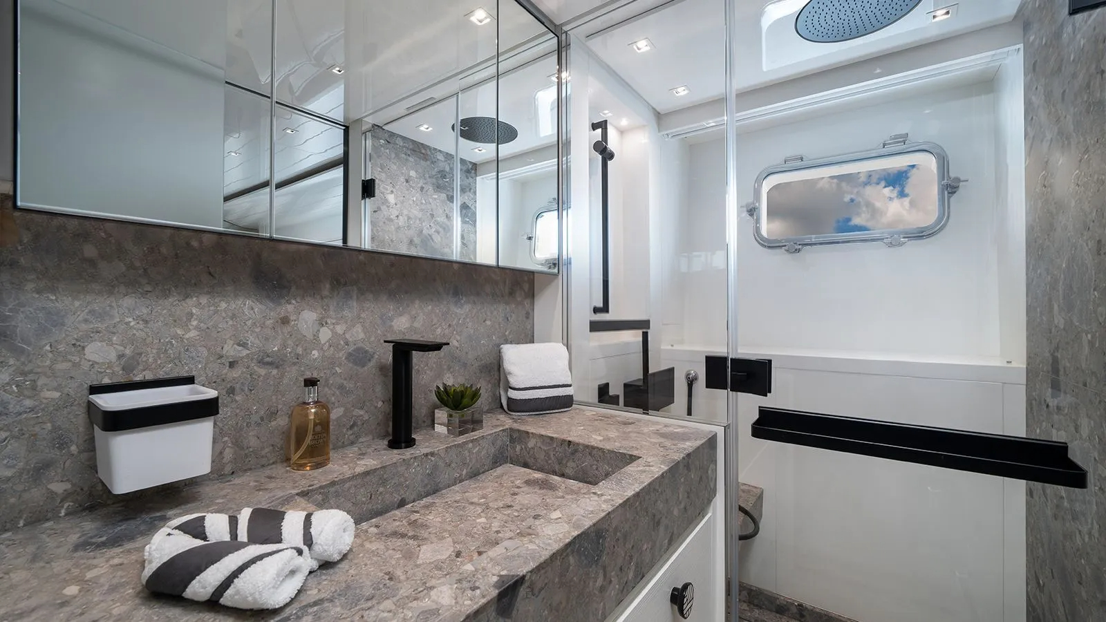 409 Guest ensuite.jpg