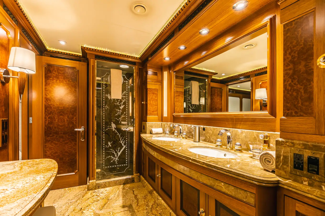 410 Double suite ensuite.jpg