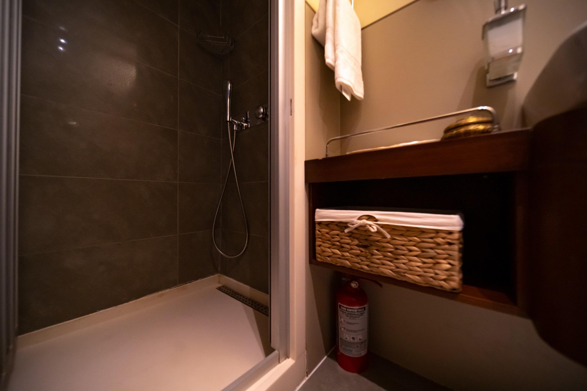 418 Guest ensuite.jpg