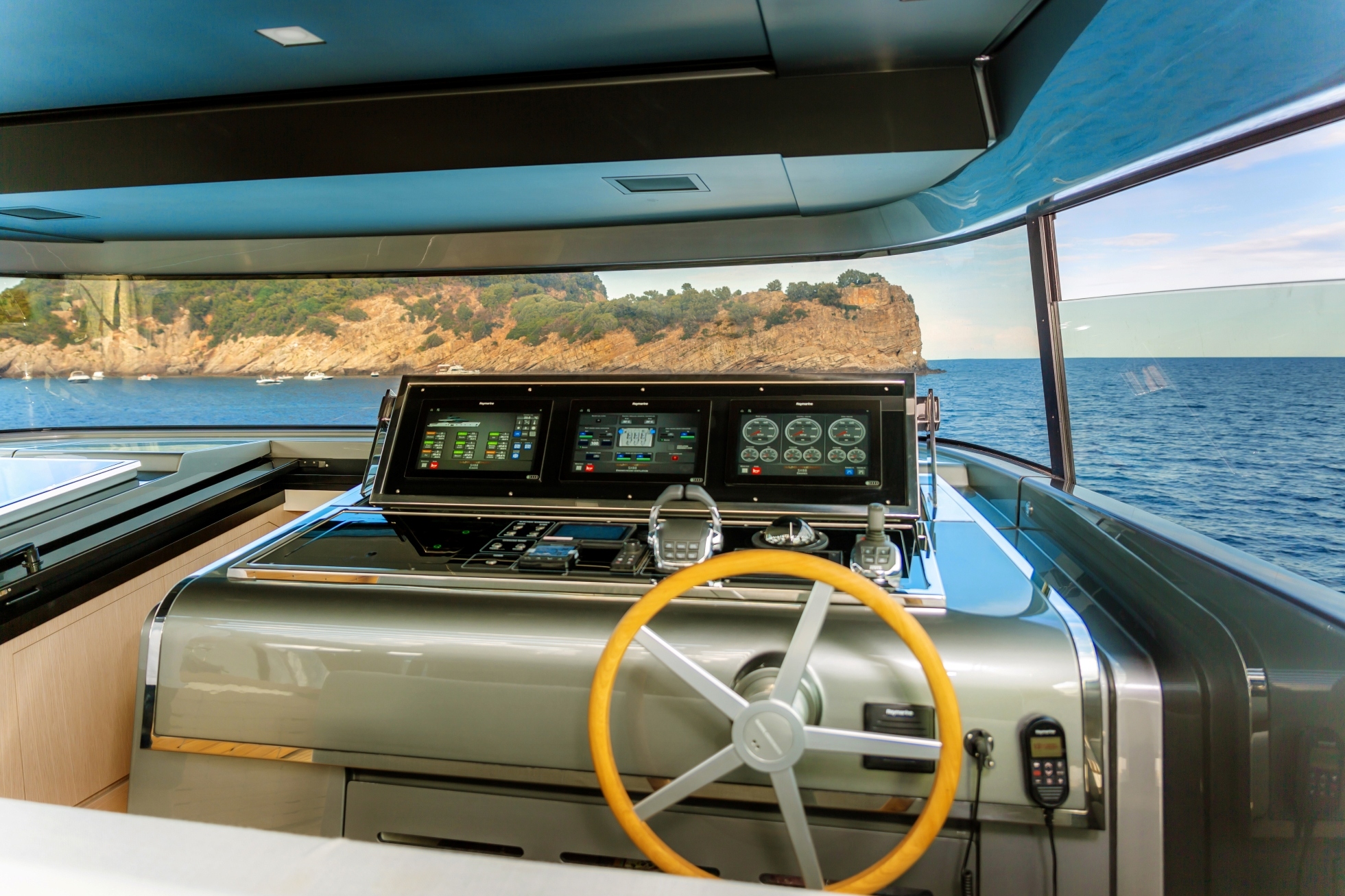 5.1 Helm controls on the flybridge.jpg