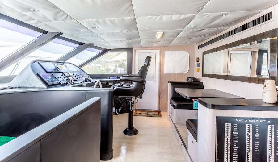 500 Main helm controls.jpg