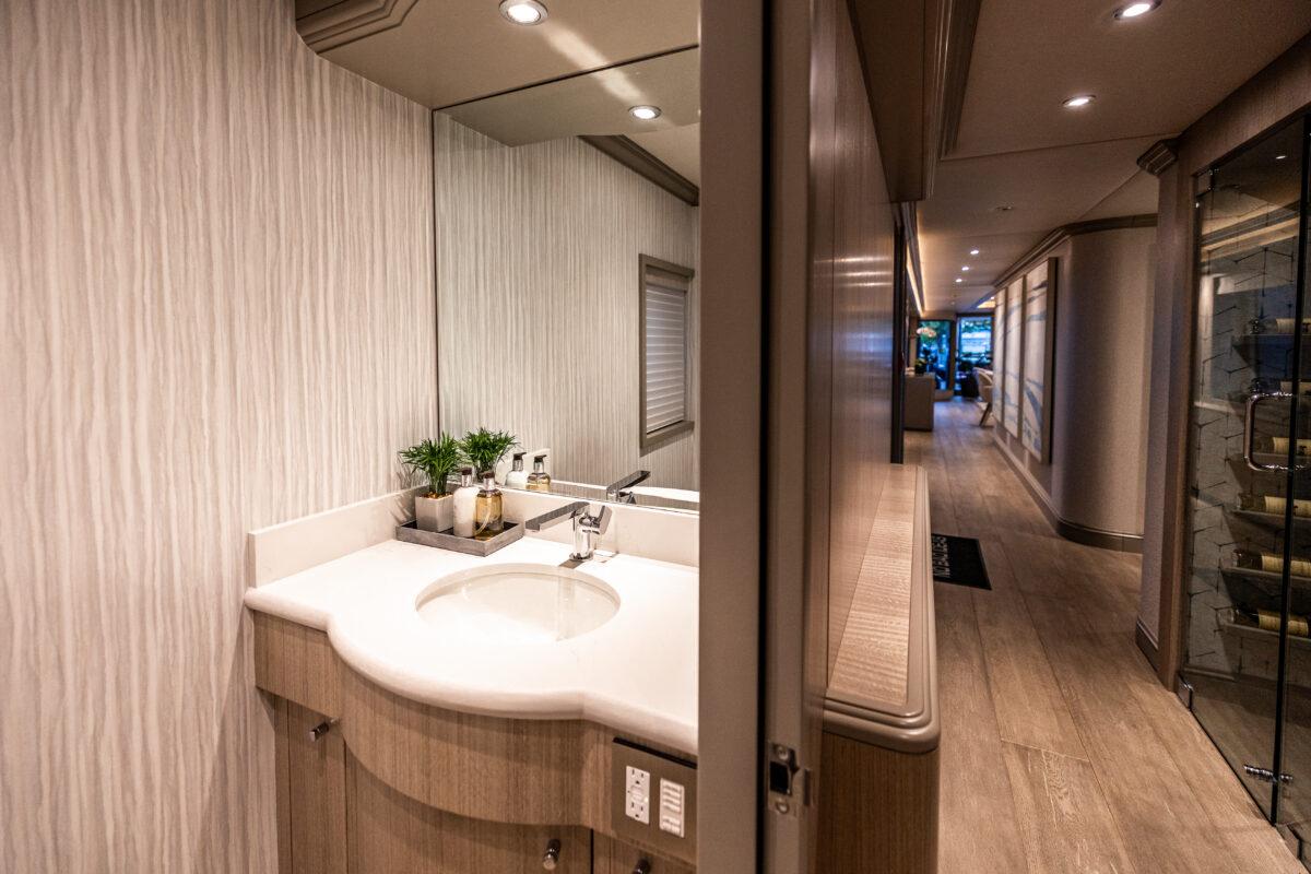 501 Interior - guest day head.jpg