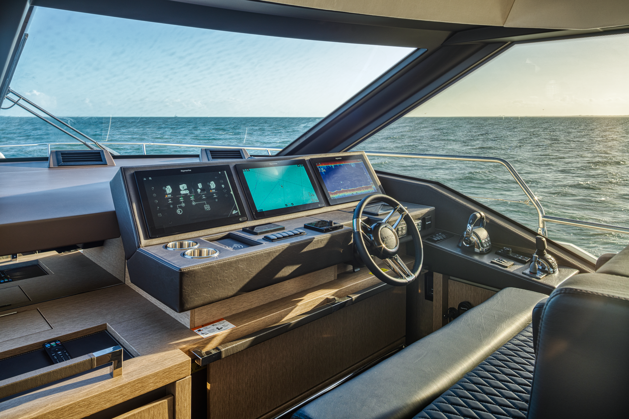 501 Main helm controls.png