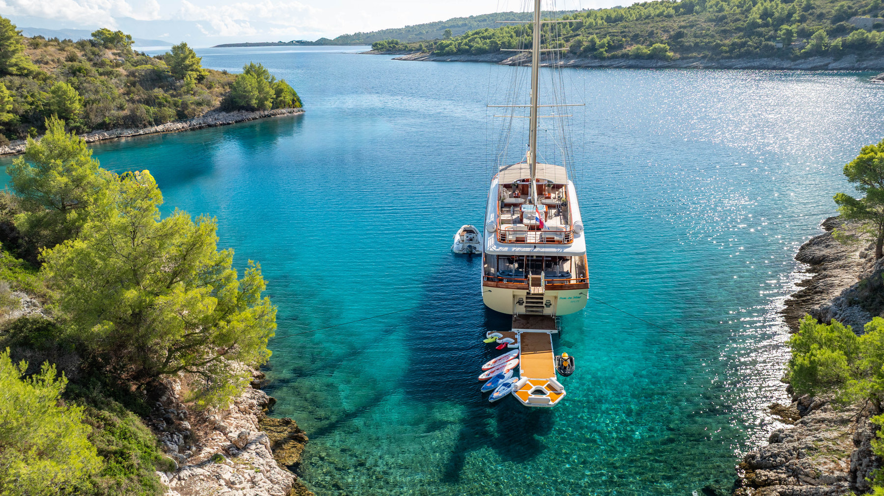 502 SON DE MAR - at anchor.jpg