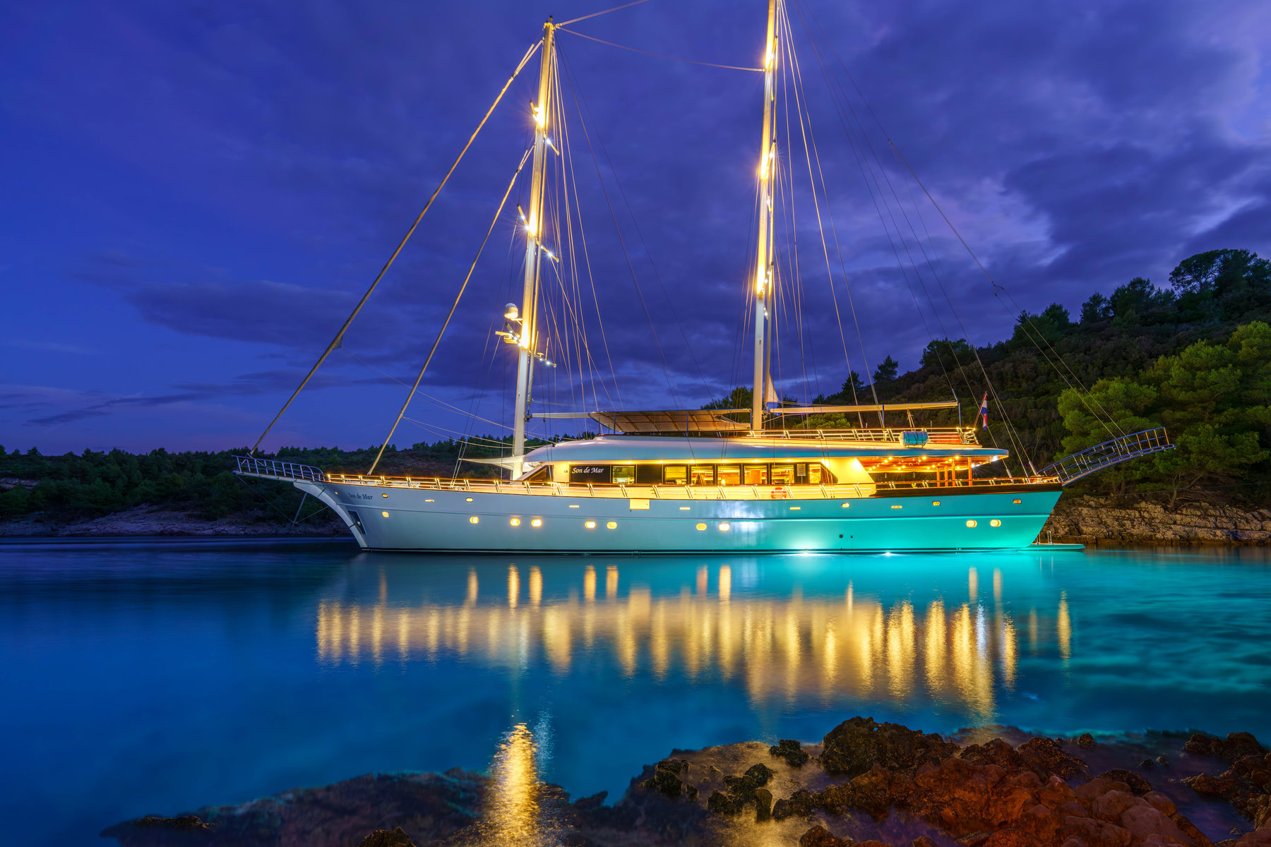 507 SON DE MAR - underwater and deck lights.jpg