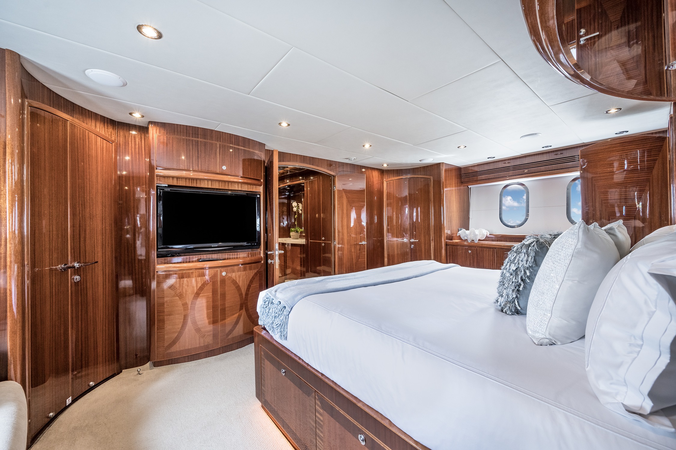 9. King Master Stateroom.jpg