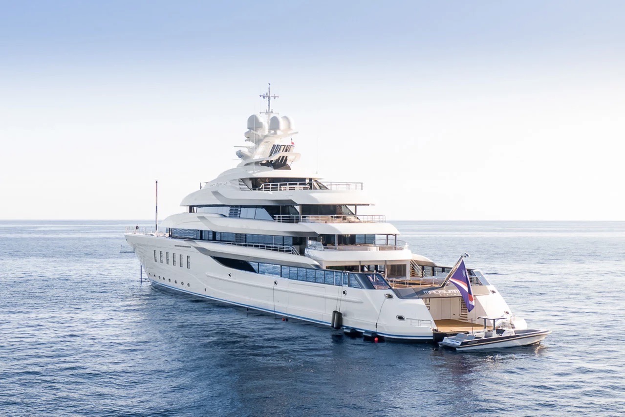 95M LURSSEN MEGA YACHT  - stern view.jpg