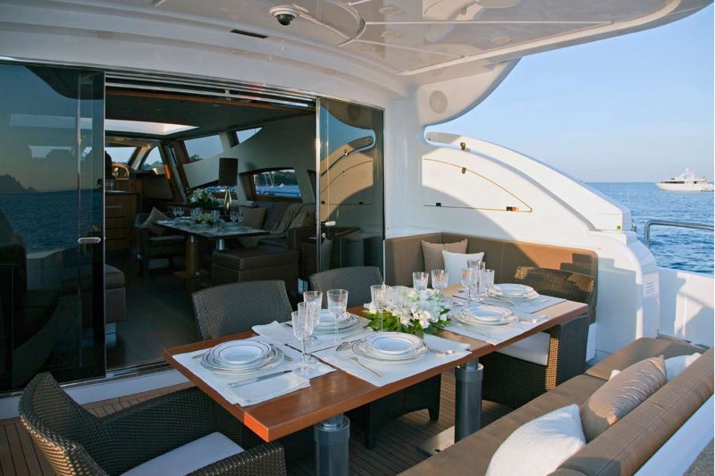 Alfresco dining on aft deck.jpg