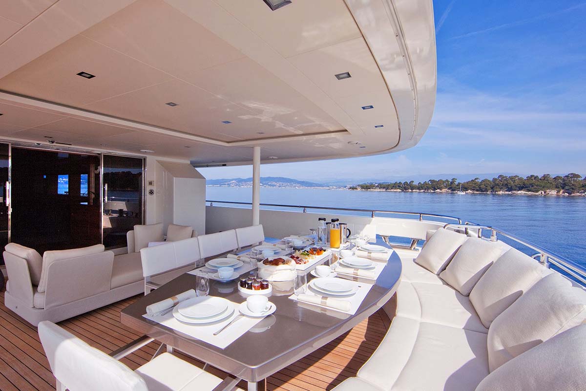 Alfresco dining table .jpg
